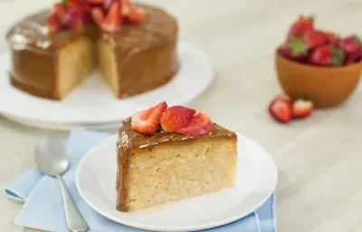 Pastel de tres leches cubierto con dulce de leche