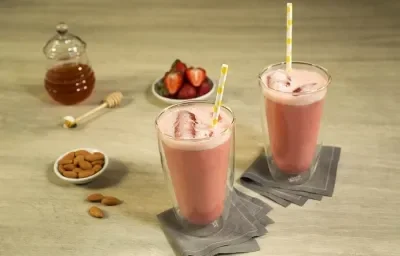 Agua de fresas con almendra