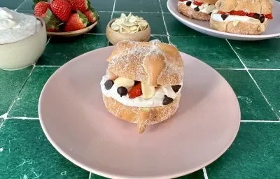 Pan de Muerto Relleno de Fresas con Crema