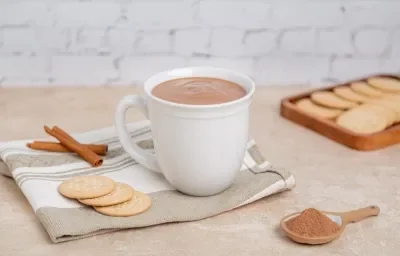 Atole de Chocolate con Galletas Marías