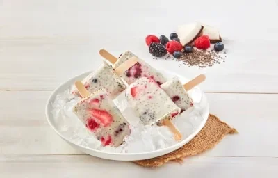 Paletas de limón con frutos rojos y chía