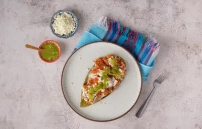 Huarache de Nopal con Tinga de Zanahoria