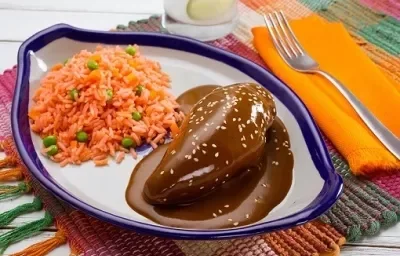 MOLE CON POLLO Y ARROZ ROJO