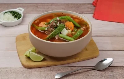 Caldo de Res Rojo con Verduras