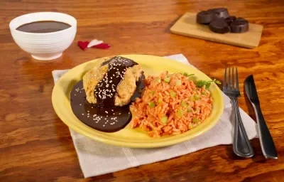 Tortitas de camarón con mole