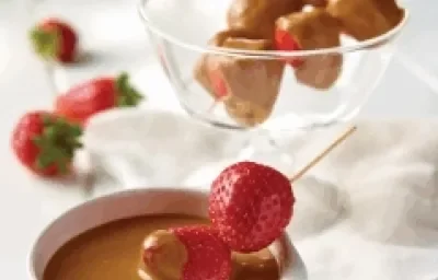 brocheta fresa y dulce de leche