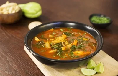 Sopa de pollo con acelgas y chayotes