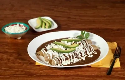 Flautas de mole con pollo