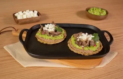 Sope de Carne Asada con Guacamole