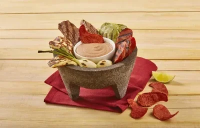 Molcajete con salsa de frijol y chorizo