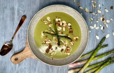 Sopa de Espárragos con Almendras