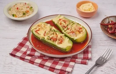 Calabacitas Rellenas de Atún en Salsa Roja