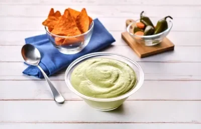 DIP de JALAPEÑO CREMOSO preparado con Media Crema NESTLÉ®