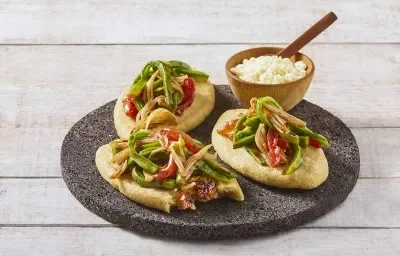 Tlacoyos de chicharrón con nopales