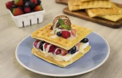 Sandwich de Waffle con helado y frutos rojos