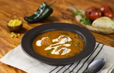 Sopa de res con chile poblano