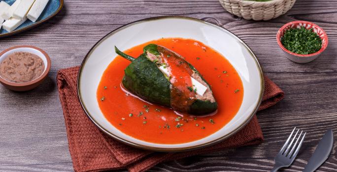 Chiles Rellenos de Frijoles con Queso