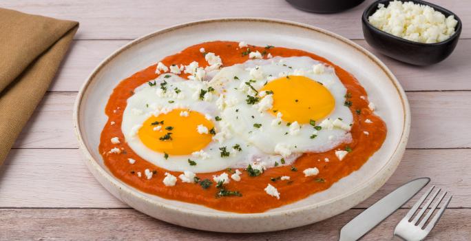 Huevos Estrellados con Salsa Roja