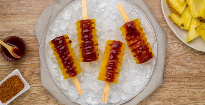 Paletas Heladas de Piña con Chamoy