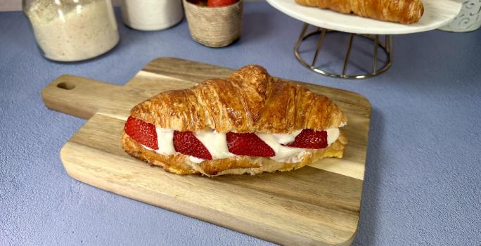 Croissant Relleno de Fresas con Crema