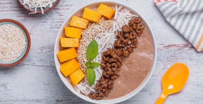 Smoothie Bowl de Chocolate con Mango
