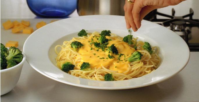 Spaghetti en salsa de queso con brócoli | Recetas Nestlé