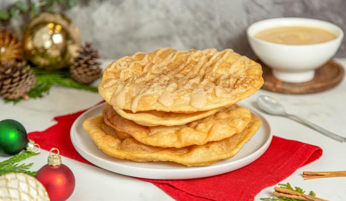 Buñuelos con Salsa de Guayaba