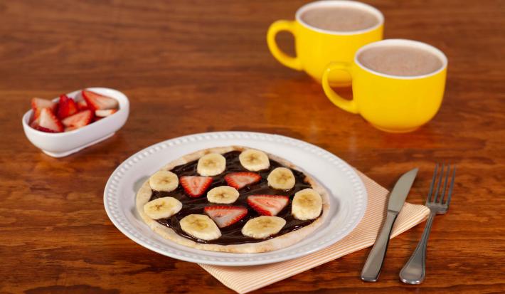 Pizza de chocolate con frutas