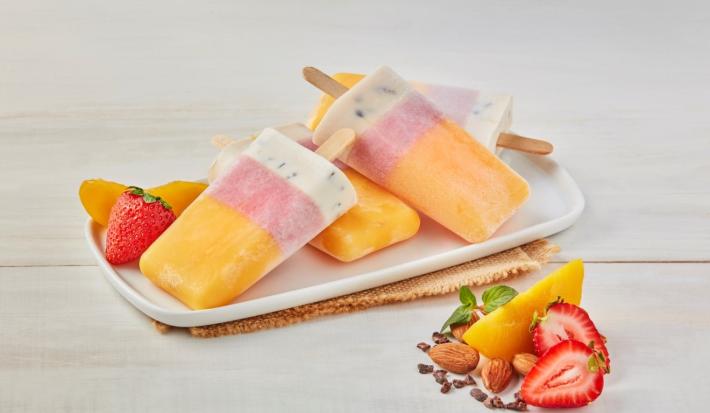 Paletas de durazno, fresas, y nibs de cacao