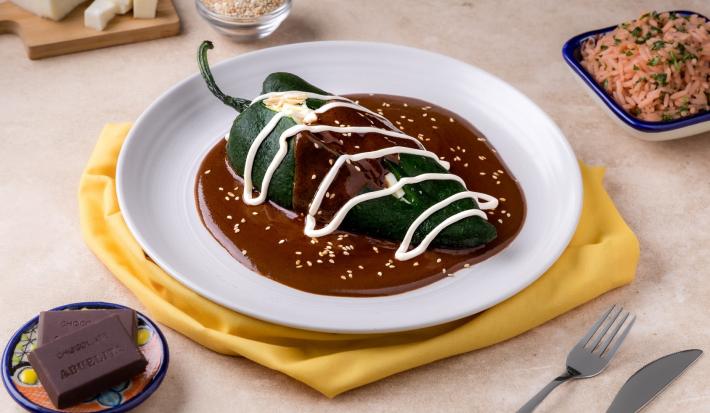 Chiles Rellenos con Mole