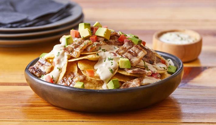 Nachos con dip de chiles toreados con queso