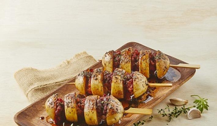 Brochetas de papa con chorizo