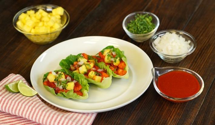 Tacos de lechuga con pescado al pastor