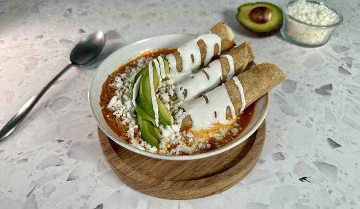 Sopa de Fideo con Flautas