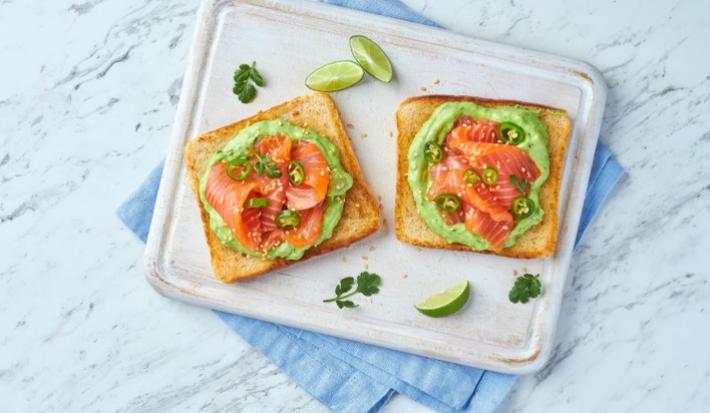 TOSTADAS de GUACAMOLE con SALMÓN preparadas con Media Crema NESTLÉ®.