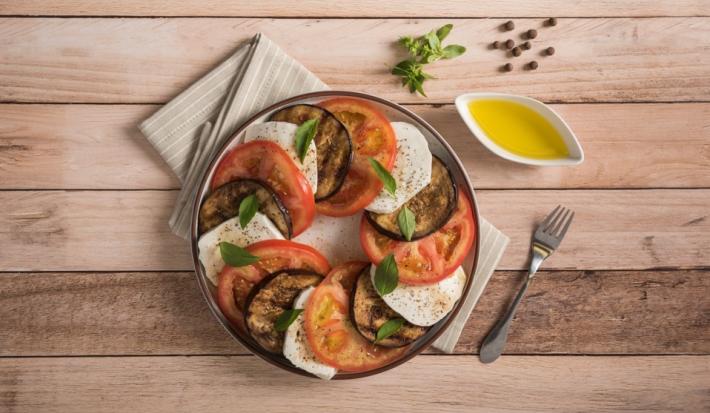 Ensalada Caprese con Berenjena