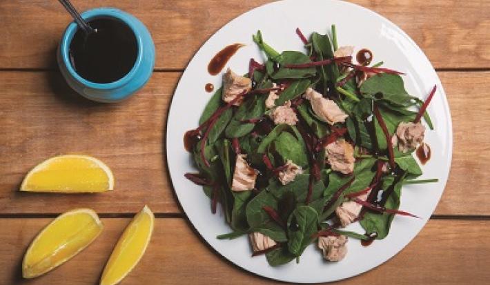 Ensalada con espinaca, berro y atún