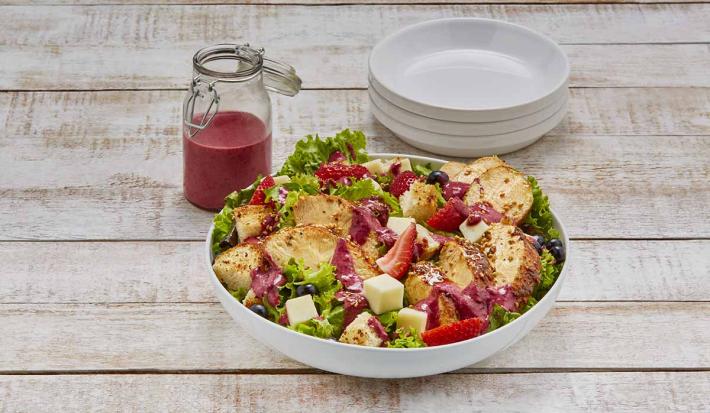 Ensalada con aderezo de frutos rojos