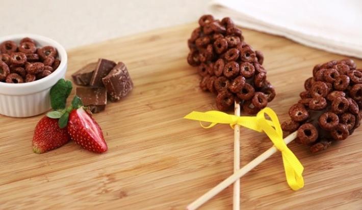 Brochetas de plátano con chocolate