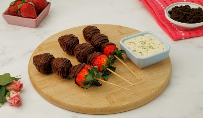 Banderillas de Fresas con Crema de Limón