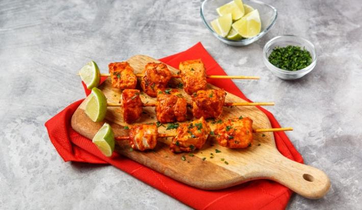 BROCHETAS de PESCADO a la DIABLA preparadas con CONSOMATE®