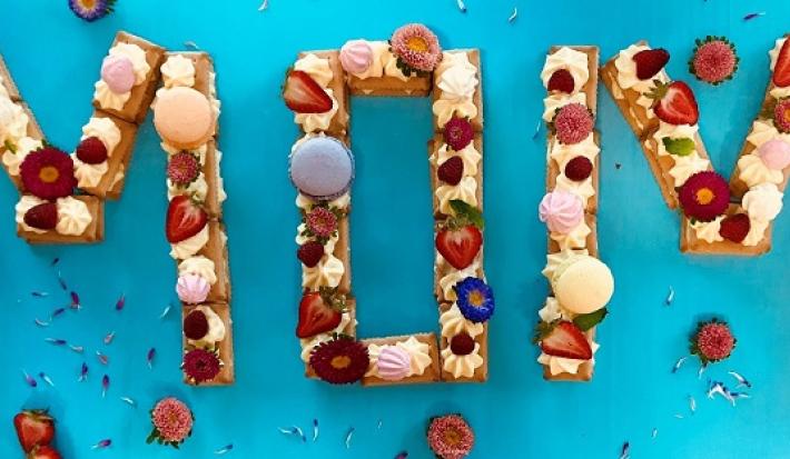 Pastel de letras con frutos rojos