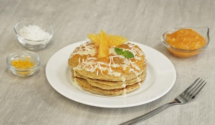 Hot cakes con naranja y coco