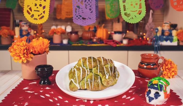 PAN de MUERTO con MATCHA preparado con Leche Evaporada CARNATION® CLAVEL®