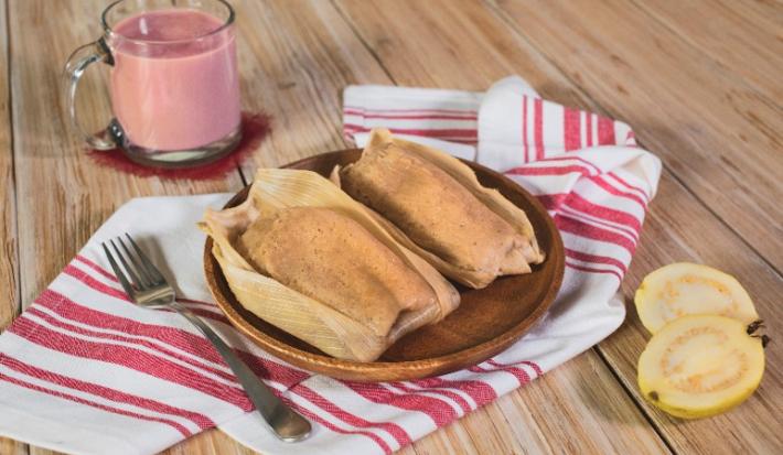 TAMAL de GUAYABA con PILONCILLO preparado con Leche Evaporada CARNATION® CLAVEL®