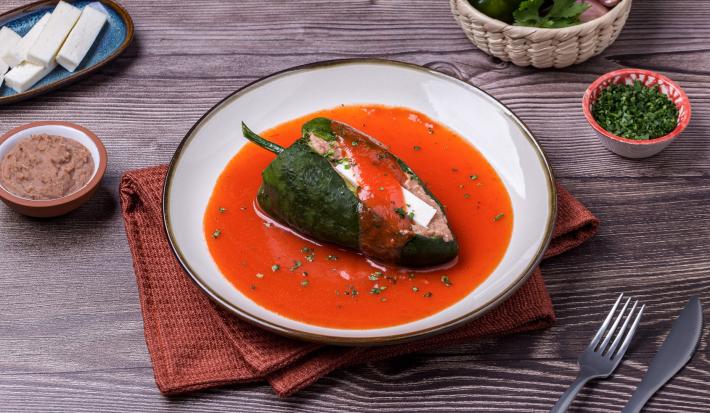 Chiles Rellenos de Frijoles con Queso