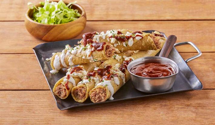 Flautas con salsa borracha