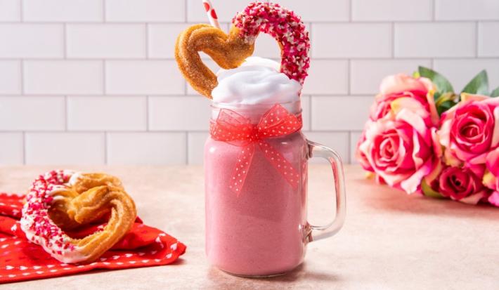 CHURRO SHAKE preparado con Leche Evaporada CARNATION® CLAVEL®