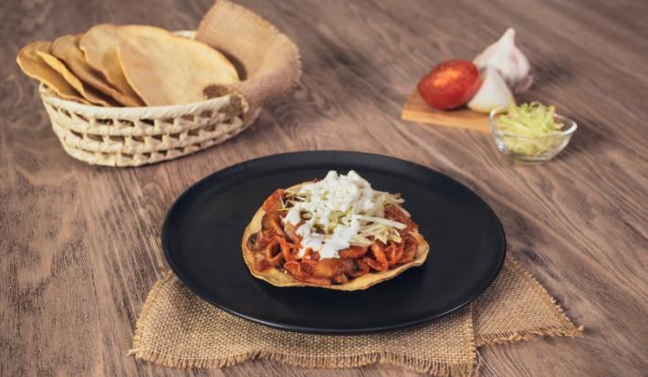 TOSTADAS de TINGA con COL preparados con CONSOMATE®