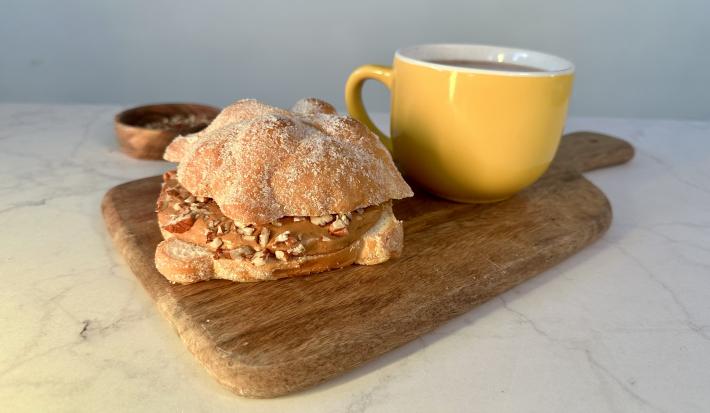 Pan de Muerto Relleno de Mole